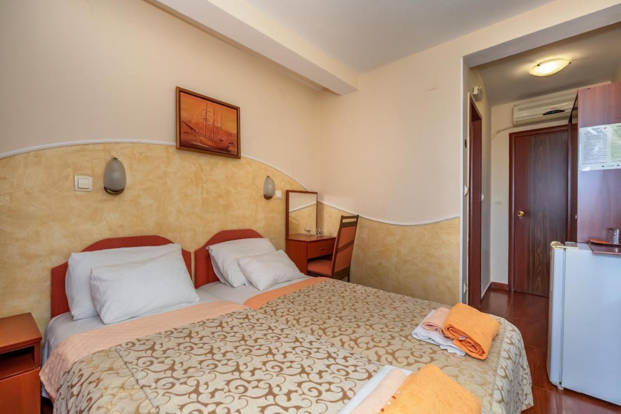 Apartments Pod Lozom With Seaview Petrovac Habitación foto