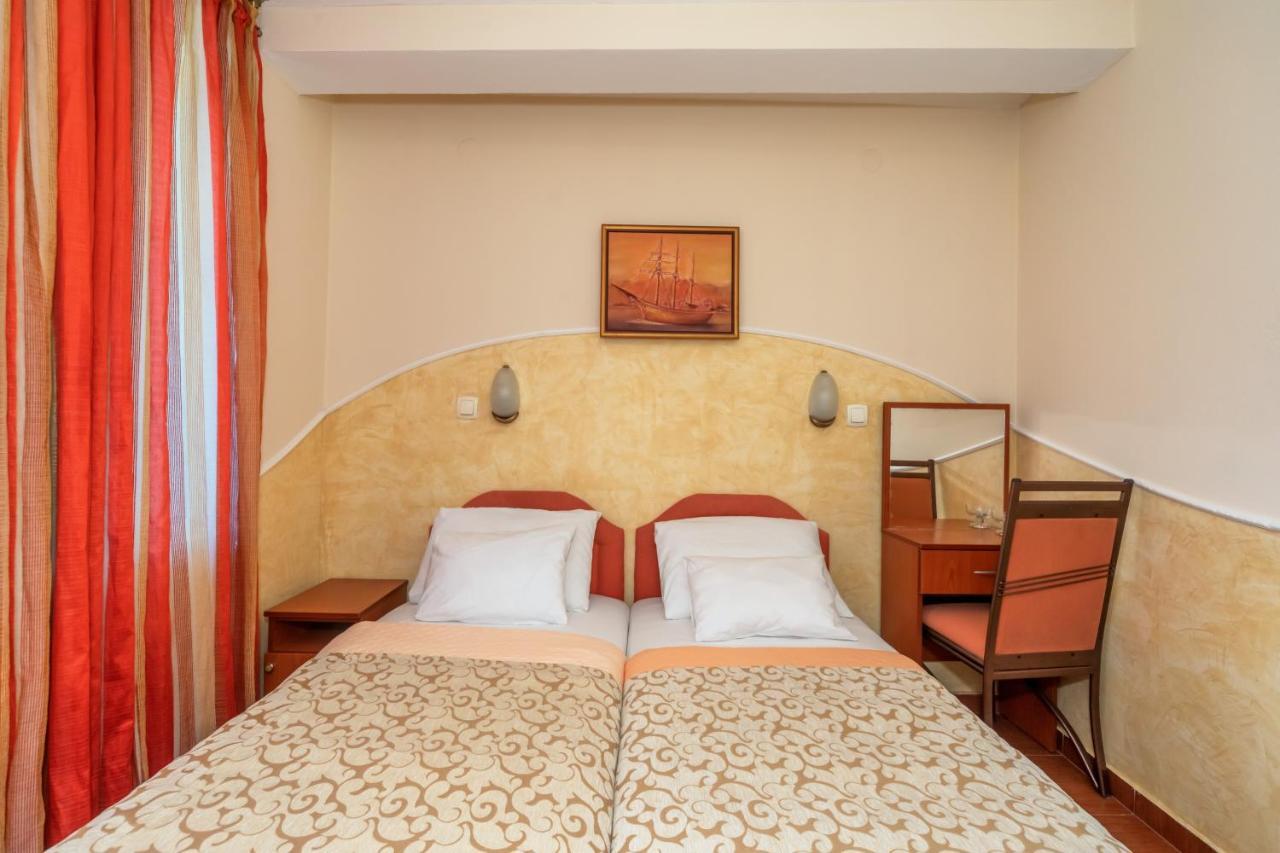 Apartments Pod Lozom With Seaview Petrovac Habitación foto
