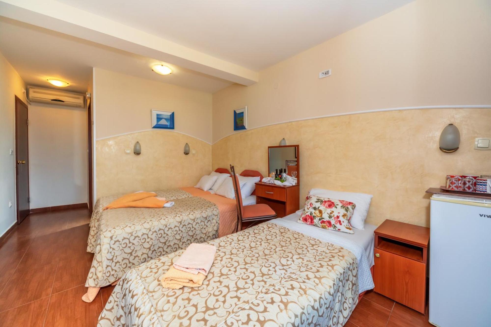 Apartments Pod Lozom With Seaview Petrovac Habitación foto