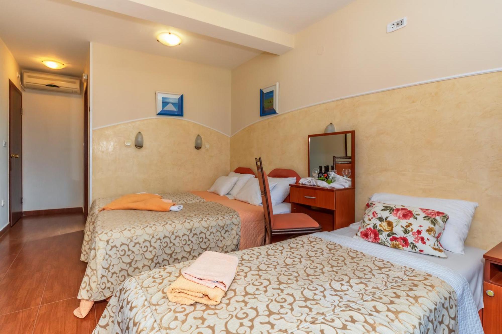 Apartments Pod Lozom With Seaview Petrovac Habitación foto